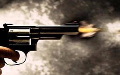 Nam thanh niên ngang nhiên dùng súng tự chế bắn chỉ thiên dọa người khác