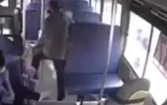 Video: Kinh hoàng khoảnh khắc người đàn ông đâm tử vong nhân viên xe buýt