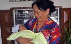 Bé sơ sinh 15 ngày tuổi bỏ rơi trước cửa gia đình hiếm muộn