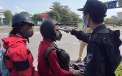 Hàng trăm người được CSGT gọi vào kiểm tra thân nhiệt ở Đồng Nai