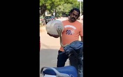 Video: Hổ mang chúa nấp trong xe máy bị bắt sống bằng bình nhựa