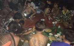 Bất chấp lệnh cấm, hàng chục nhân viên massage tụ tập nhậu xuyên đêm