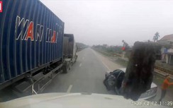 Video: Thanh niên hùng hổ cầm gạch ném vỡ kính ô tô