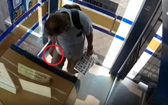 Video: Du khách Mỹ ở Campuchia bị bắt vì bôi nước bọt lên tiền