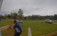 Video: Vừa mở cửa đi làm, người đàn ông bị thần chết "ghé thăm"