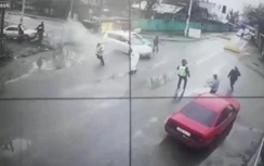 Video: Kinh hoàng "xe điên" tông chốt kiểm dịch Covid -19, 1 người gãy chân