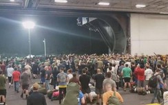 Ngàn thủy thủ hô vang tên thuyền trưởng bị cách chức khi kêu cứu về Covid