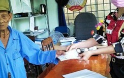 Cụ ông nghèo chống gậy đi 4km đến ủy ban xã ủng hộ tiền chống dịch