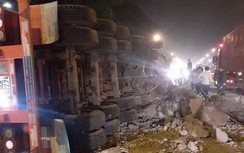 Video: Xe container tự tông dải phân cách rồi lật nghiêng giữa đường