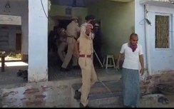 Nhiều thanh niên bị cảnh sát đánh tối tăm mặt mũi vì không vào khu cách ly