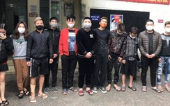 Dịch Covid-19: Công an ập vào căn nhà ngõ, bắt 11 người tụ tập chơi ma tuý