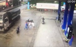 Video: Tài xế xe đầu kéo phóng ngược chiều, hung hăng đánh người