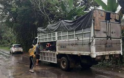 15 người ngồi trong xe tải trốn chốt kiểm soát dịch để đi đám ma