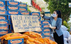 Đang bất lợi trong chuyện riêng, Nhật Kim Anh vẫn tất tả phát gạo miễn phí