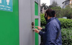 Nhà vệ sinh công cộng xuống cấp thành nơi... chứa đồ, nuôi gà