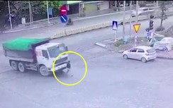 Video: Cận cảnh vụ xe ben quay đầu cuốn cô gái vào gầm