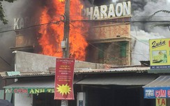 Video: Quán karaoke cháy ngùn ngụt, dân tụ tập đứng xem giữa "bão" Covid-19