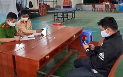 Tiếp tế rượu vào khu cách ly vì "sợ người thân buồn, thiếu thốn"