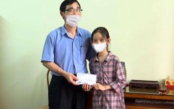 Cụ bà 90 tuổi tháo hoa tai, nữ sinh lớp 6 mổ lợn nhựa ủng hộ chống Covid-19