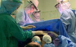 Cặp song sinh chào đời mạnh khoẻ ở phòng cách ly Quảng Ninh