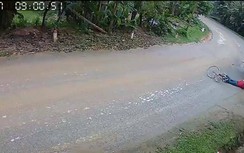 Xe tải vào cua, suýt cướp mạng sống của người phụ nữ đội khăn tang