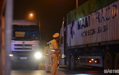 Tài xế “hiến kế" giảm ùn ứ sau cả đêm xếp hàng chờ vào cửa ngõ Quảng Ninh