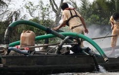 CSGT "bắt nóng" phương tiện hút cát lậu giữa ban ngày