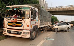 Xe biển đỏ tông vào xe tải đang đỗ, tài xế văng xuống đường bị thương