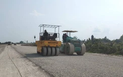 Tuyến Lộ Tẻ - Rạch Sỏi đang láng nhựa để thông xe vào tháng 9