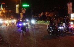 "Quái xế" tụ tập lộng hành phố núi, có nhóm bị phạt cuốc đất trồng cây