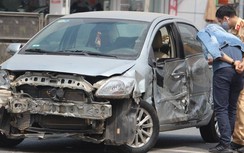 Ô tô con bị kéo lê 50m vẫn dính chặt gầm xe tải, tài xế may mắn thoát nạn