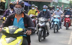 Vì sao đường phố TP.HCM, phà Cát Lái vẫn đông đúc giữa lệnh cấm?