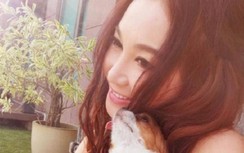 "Đát Kỷ" Ôn Bích Hà trẻ trung sống tự tại, vui đùa cùng thú cưng ở tuổi 54