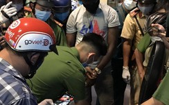 Người nước ngoài tháo chạy, vứt xe máy chứa 27 gói "cỏ Mỹ"