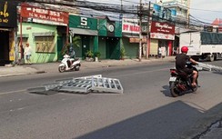 Khiếp vía cảnh xe tải "vãi" nhiều khung sắt cỡ lớn xuống đường