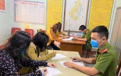 Tin pháp luật mới nhất 12/4: "Buôn chuyện" trong mùa dịch, 4 phụ nữ bị phạt