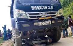 Xe máy "đấu đầu" ô tô tải, người phụ nữ và bé 3 tháng tử vong thương tâm