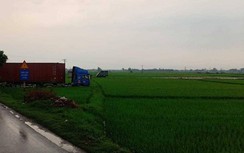 Video: Hiện trường xe container mất lái, cày nát ruộng lúa