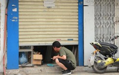 Muôn kiểu mua bán qua khe cửa lách quy định cách ly xã hội