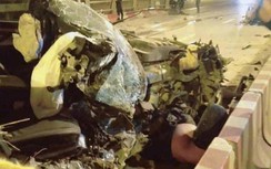 Xe bán tải văng bánh, bay nóc sau khi lao vào thành cầu, một người tử vong