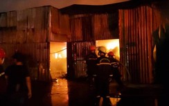 Cháy xưởng gần bãi giữ ô tô, các "đại gia" hốt hoảng di chuyển xe