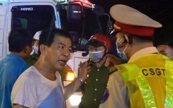 Chở quá tải vượt chốt, tài xế không đeo khẩu trang cự cãi CSGT