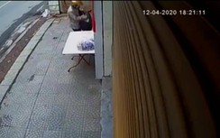 Choáng với cảnh người phụ nữ vơ sạch quà tặng người nghèo trong mùa dịch