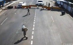 Video: Cảnh sát suýt bị ô tô tông chết ở chốt kiểm dịch Covid-19