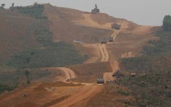 Đua tiến độ, hối hả “xẻ núi, bạt đồi” hình hài đường cao tốc qua Quảng Trị