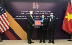 Thủ tướng Nguyễn Xuân Phúc tặng khẩu trang cho Tổng thống Mỹ Donald Trump