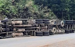 Xe đầu kéo lật nghiêng trên QL12A, tài xế tử vong thương tâm trong cabin