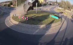 Video: Kinh hoàng ô tô tự gây tai nạn, bay vọt lên trời như phim hành động