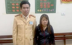 Mật phục bắt người phụ nữ giấu ma túy trong… áo ngực