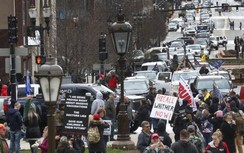 Biểu tình phản đối hạn chế đi lại nổ ra ở Mỹ: Rất ít người đeo khẩu trang